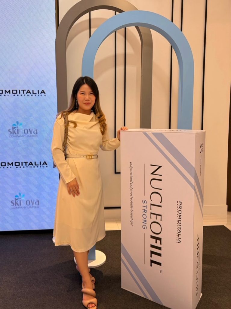 “พญ.วลีรัตน์ ทวีบรรจงสิน (หมอกวาง) พร้อมผลิตภัณฑ์ Nucleofill ในงานเปิดตัว ตอกย้ำความเชี่ยวชาญด้านการฟื้นฟูผิวและนวัตกรรมความงามระดับสากล”